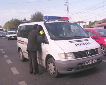 A traversat prin colţul străzii şi a fost lovită de o maşină
